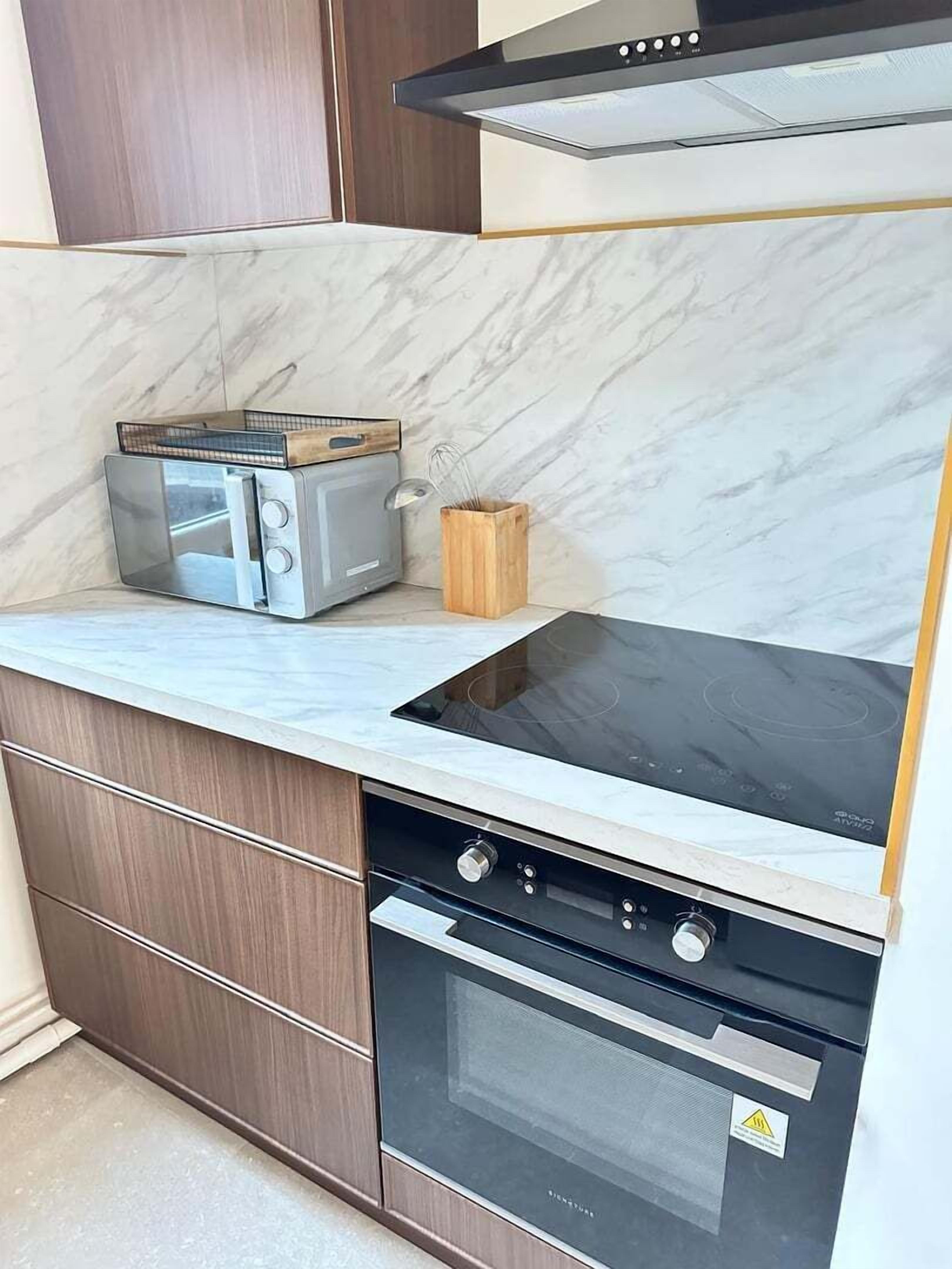 Een koelkast, een microgolfoven, een oven