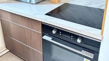 Een koelkast, een microgolfoven, een oven