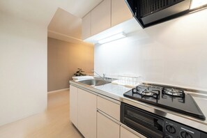 Refrigerador, microondas, parrilla de estufa y utensilios de cocina 