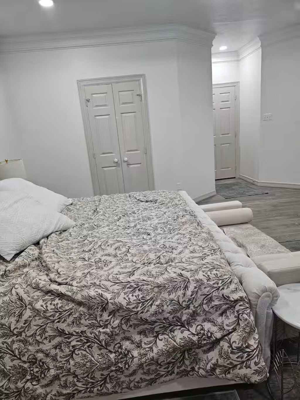 5 bedrooms, WiFi, bed sheets