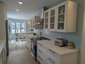 Fridge, microwave, oven, stovetop - Ice Fishing Cabin • Parking for 2+ Trucks & Trailers • 3 Min to Warner Rd Access (Dunnottar)