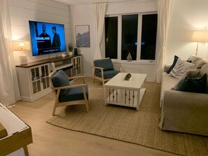 Smart TV, fireplace - Ice Fishing Cabin • Parking for 2+ Trucks & Trailers • 3 Min to Warner Rd Access (Dunnottar)