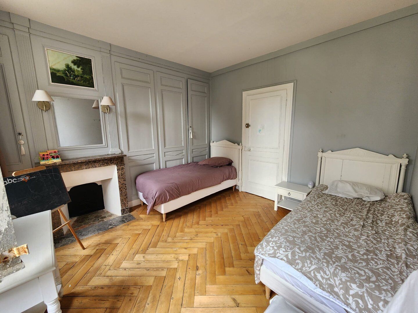 Un dormitorio con dos camas, un escritorio y una silla.
