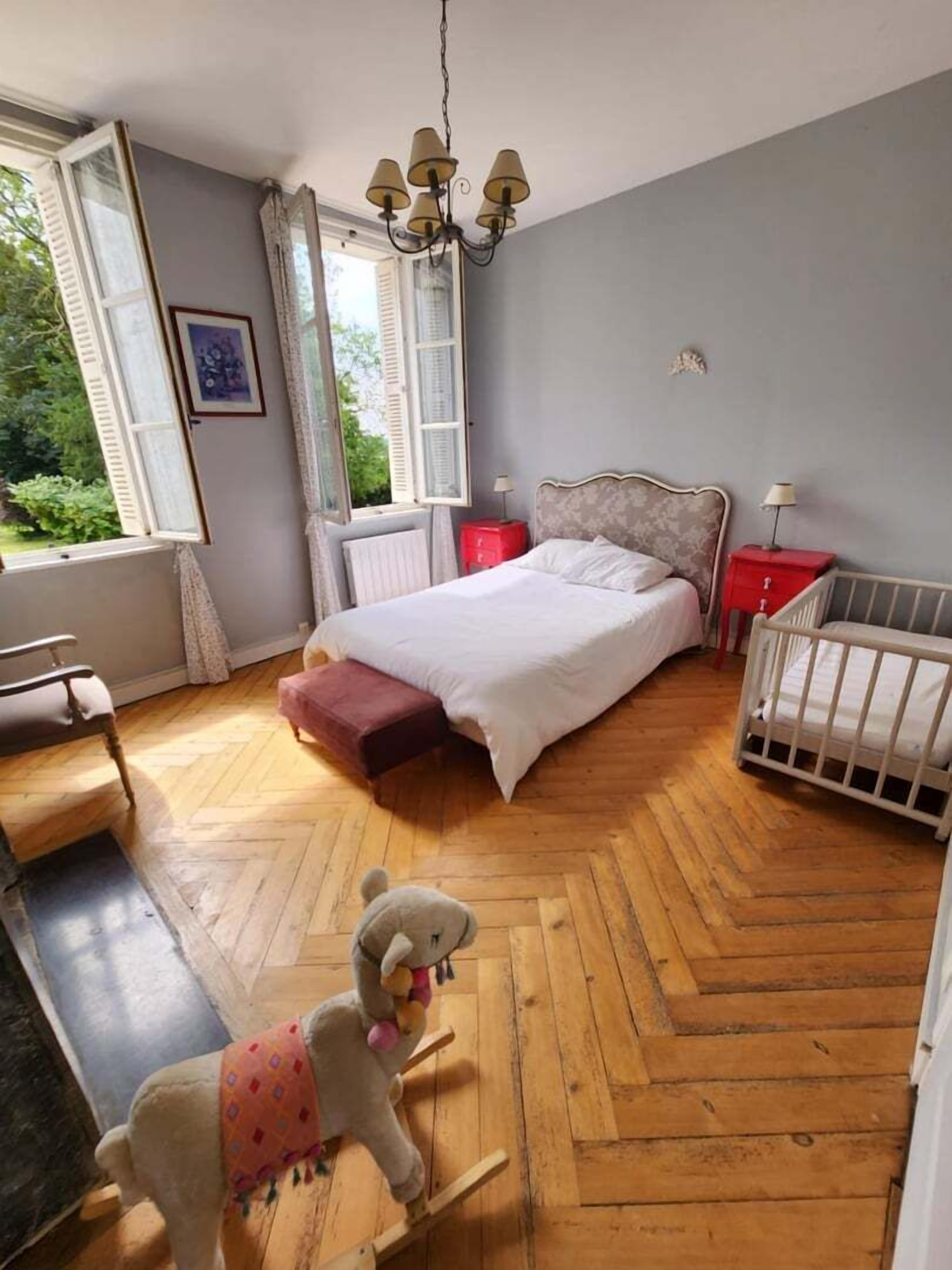7 bedrooms, bed sheets