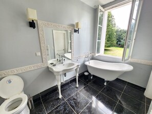 Shower, towels - Historic manor with old-world charm (Bénesville)