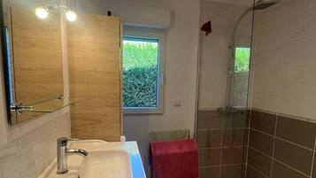 Douche, serviettes fournies
