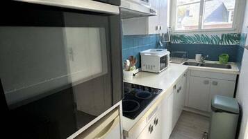 Frigorifero, microonde, forno, macchina per tè/caffè