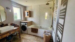 Shower, hair dryer, towels