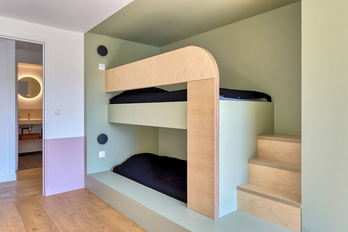 5 chambres, bureau, accès à Internet, literie fournie