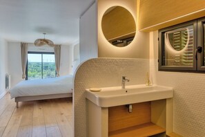 5 dormitorios, escritorio, Internet y ropa de cama