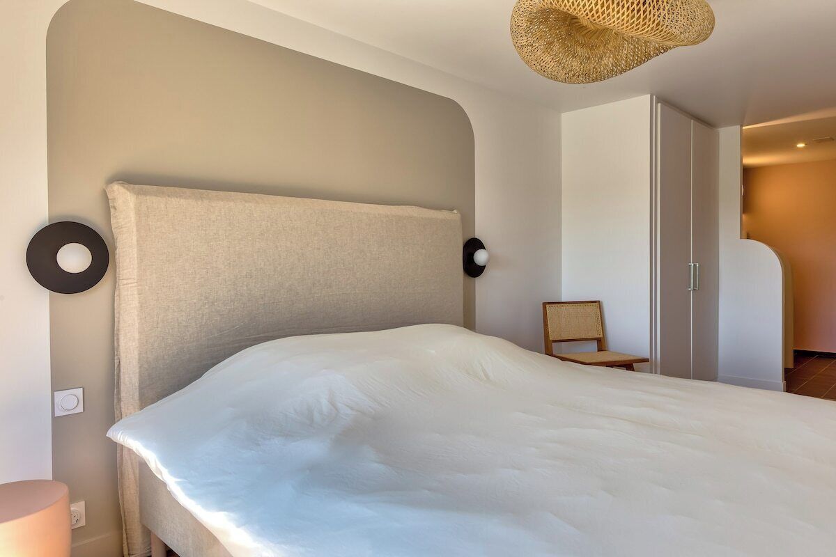 5 slaapkamers, een bureau, internet, beddengoed