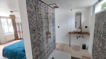 Een douche, handdoeken