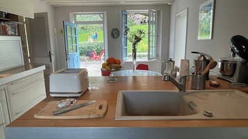 Geladeira, micro-ondas, fogão, lava-louças