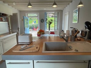 Geladeira, micro-ondas, fogão, lava-louças