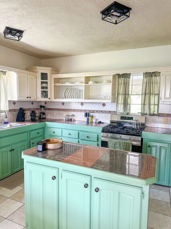 Unclassified image, 1 of 15, button - Perfect 1-bedroom bed & breakfast with AC in Saint John's (Saint John's)