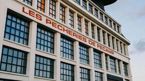 A building with a sign reading "LES PECHERIES DE FECAMP". - Wooden duplex and sea in Fécamp, sea 50 m away (Fécamp)