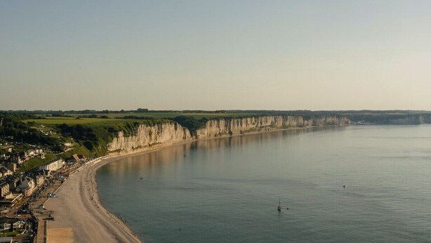 A coastal town with a curved beach, cliffs, and a calm sea. - Wooden duplex and sea in Fécamp, sea 50 m away (Fécamp)