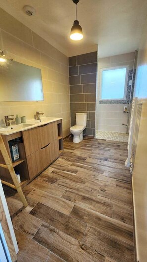 Shower, towels - The countryside at the edge of the sea (Manneville-ès-Plains)