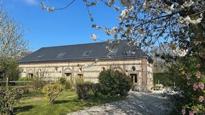 A brick building with a gravel driveway and a garden. - L'Écho de la Nature | Norman Farm • 1ha • Near Veules & Étretat (Sasseville)