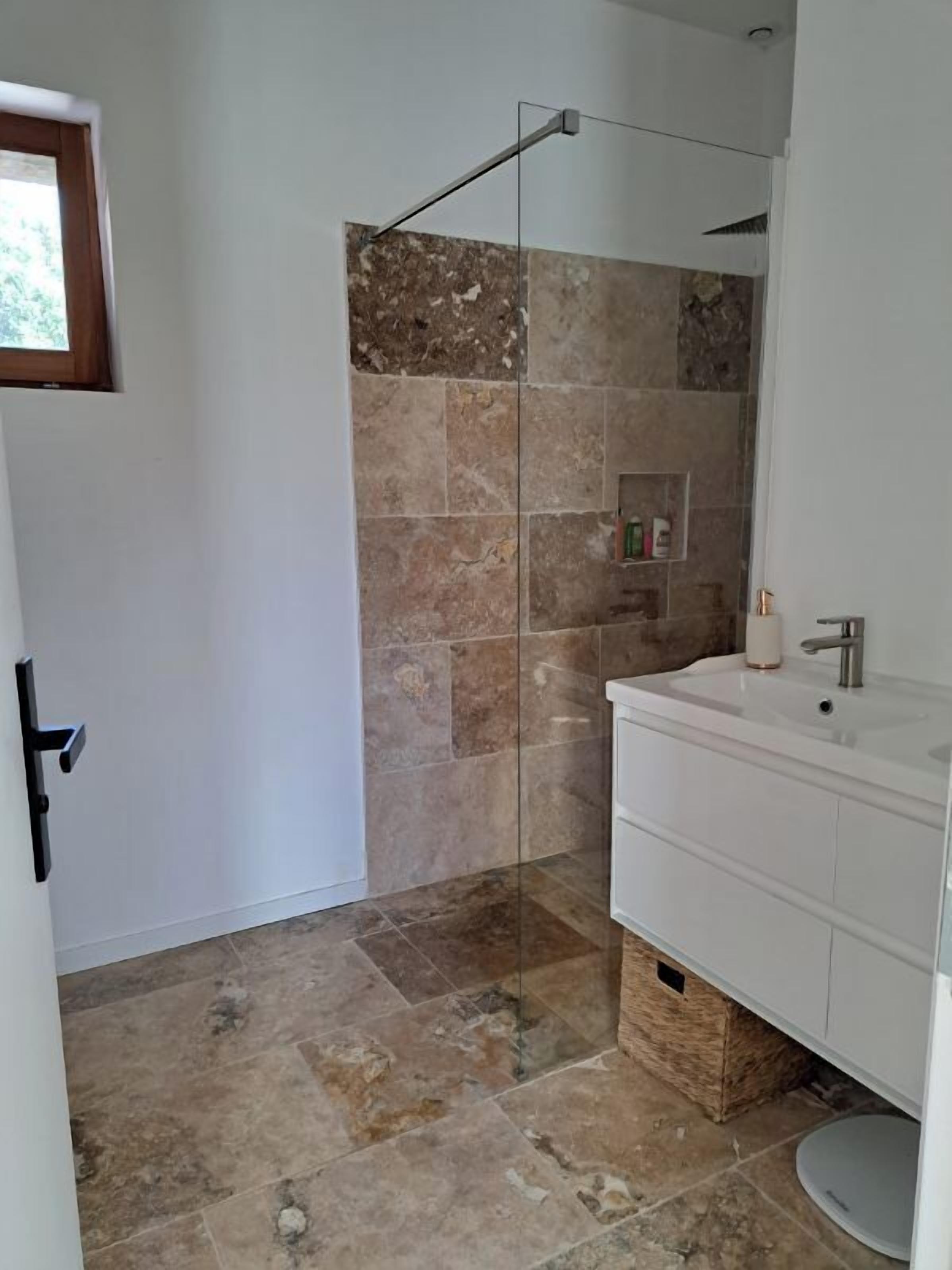 Douche, sèche-cheveux, serviettes fournies