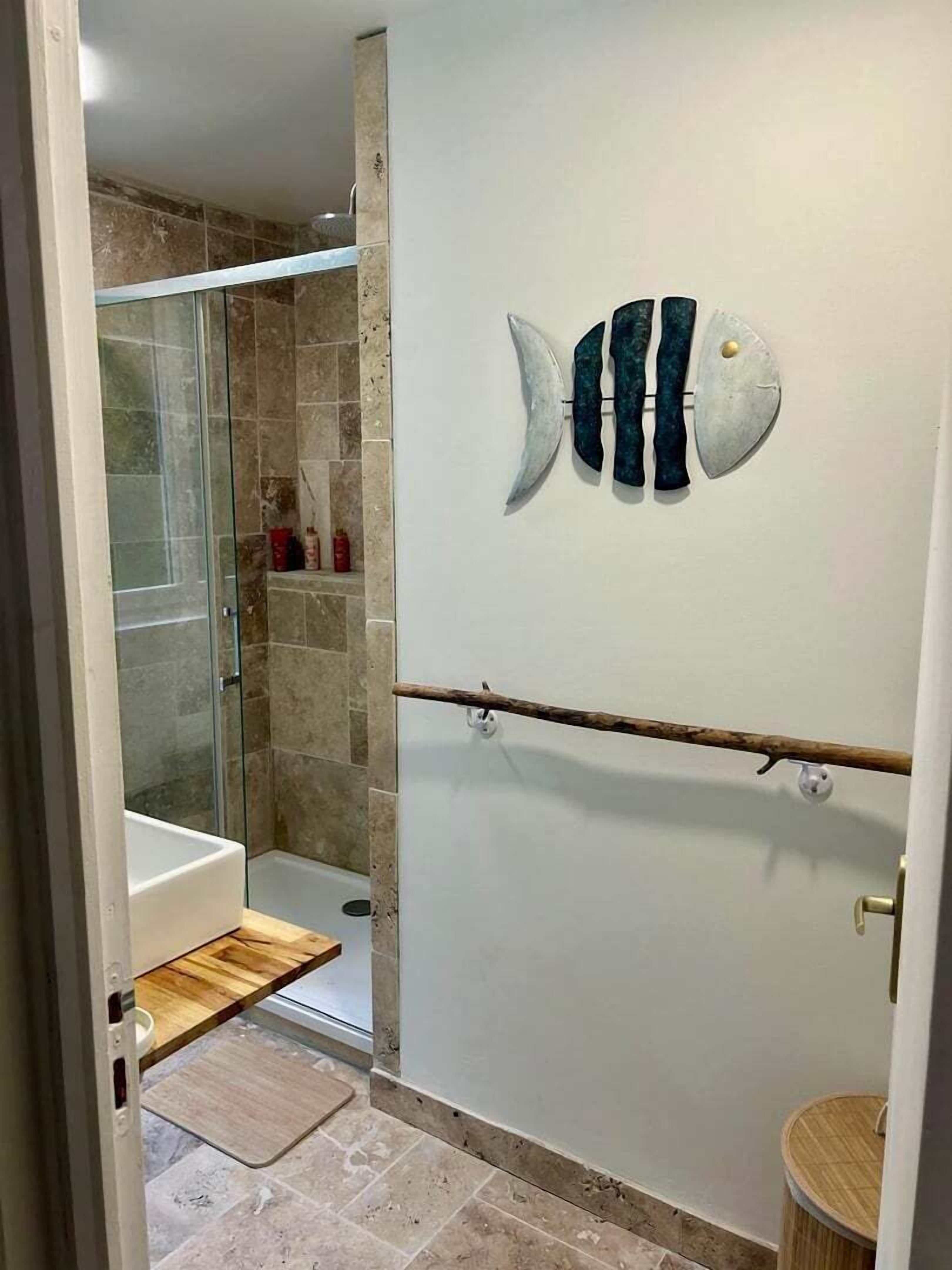 Shower, hair dryer, towels