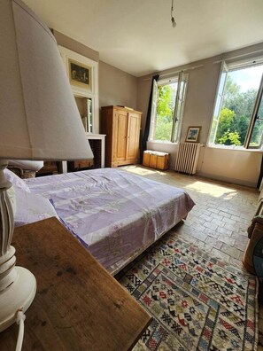 5 habitaciones, internet y ropa de cama 