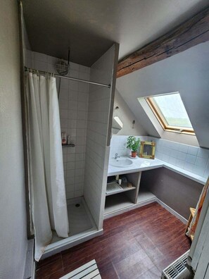 Shower, towels - Authentic country villa (Saint-Vaast-Dieppedalle)