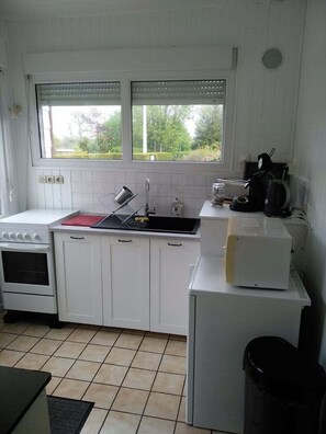 Fridge, microwave, oven, stovetop - The Cabane aux Hortensias - Saint-Aubin-sur-Mer (Saint-Aubin-sur-Mer)