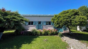 A two-story building with a flat roof and a small porch area. - Anchoring, cottage near the sea (Sotteville-sur-Mer)
