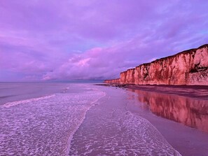A beach with cliffs and calm waters. - Anchoring, cottage near the sea (Sotteville-sur-Mer)
