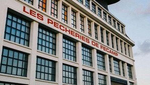 Un bâtiment sur lequel on peut lire l’inscription : « LES PÊCHERIES DE FECAMP ».
