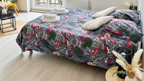 Une chambre à coucher avec un lit, une fenêtre, une chaise et une petite table.