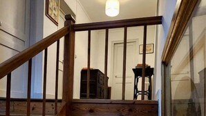 Eine mehrstufige Holztreppe mit Blick auf einen Essbereich darunter.
