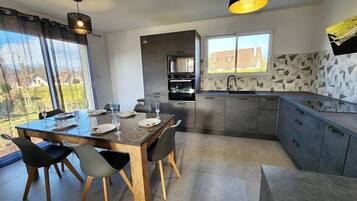 Coffee/tea maker, fridge, microwave, oven