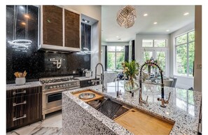 Private kitchen - Lux Stunning Mansion, Pool. Minutes to AT&T Stadium FIFA, and Six Flags! (Arlington)