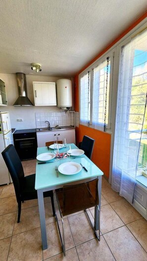Réfrigérateur, micro-ondes, plaque de cuisson, cafetière/bouilloire