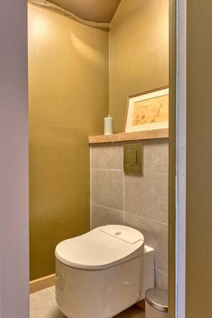 Unclassified image, 2 of 37, button - The Farmer's House (Caudebec-en-Caux)