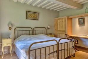 Unclassified image, 4 of 37, button - The Farmer's House (Caudebec-en-Caux)