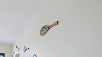 Un mur orné de divers objets en bois ayant la forme de poissons.