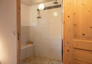 Douche, serviettes fournies