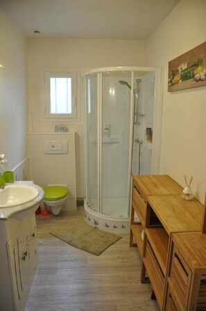 Shower, hair dryer, towels - La Bohème - Sea View Cottage in Saint-Valéry-en-Ca (Saint-Valery-en-Caux)