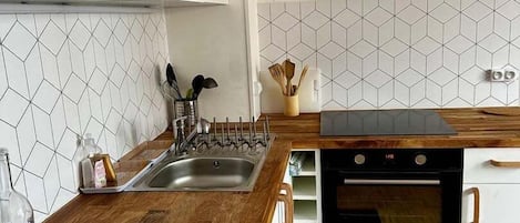 Kjøleskap, mikrobølgeovn, ovn og oppvaskmaskin