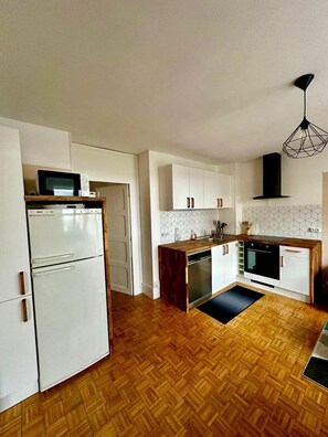 Kühlschrank, Mikrowelle, Ofen, Geschirrspüler