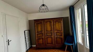 2 habitaciones, acceso a internet y ropa de cama