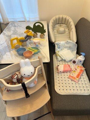 A room with a marble table, a play area with toys, a cushioned seating area, and a storage ottoman. - Private house in Shinjuku Ward 73m 13 minutes b / Shinjuku Ward Tokyo (Shinjuku Ward)