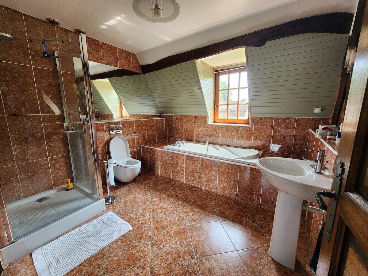 Ein Badezimmer mit Dusche, Toilette, Badewanne und Waschbecken.