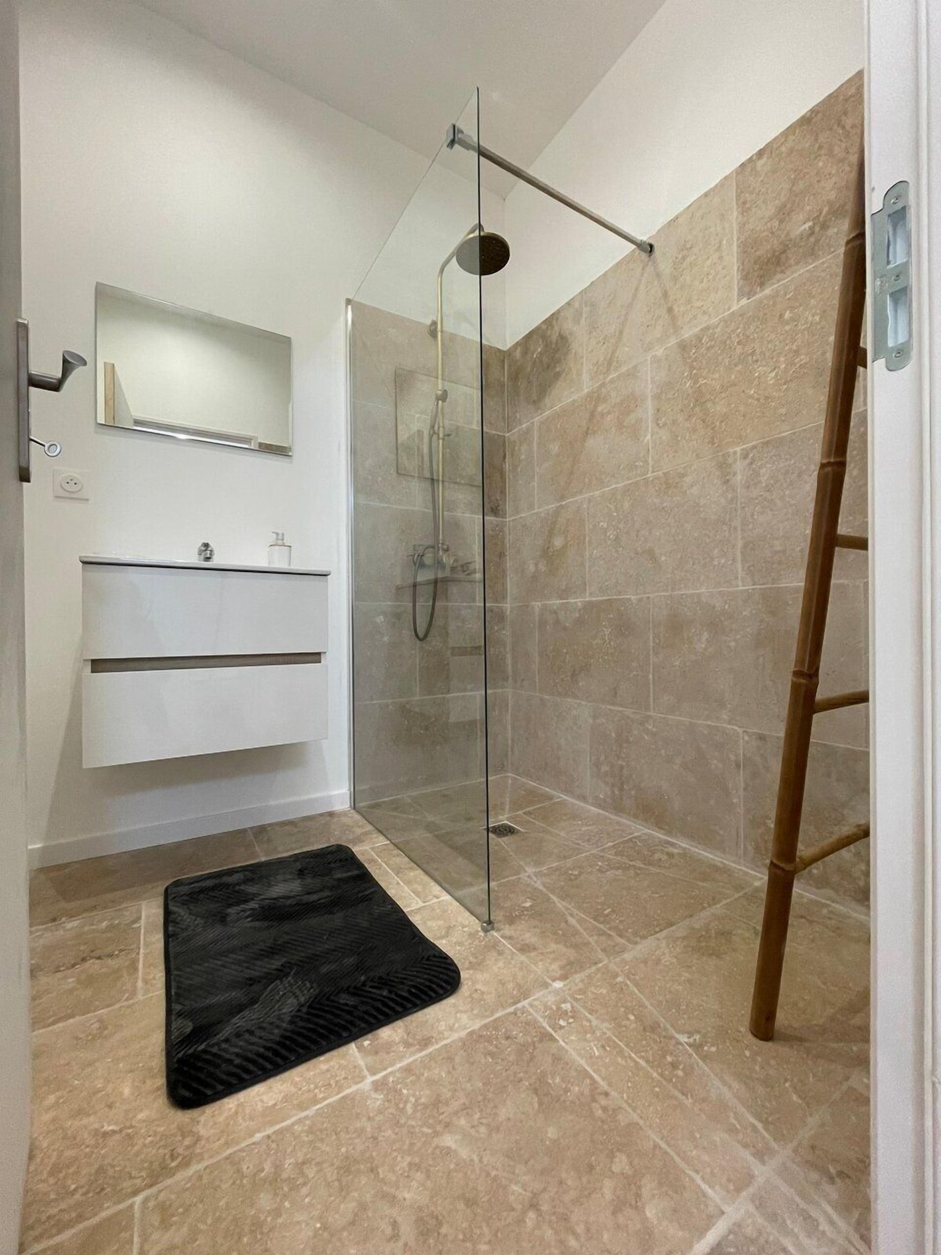 Een douche, een haardroger, handdoeken