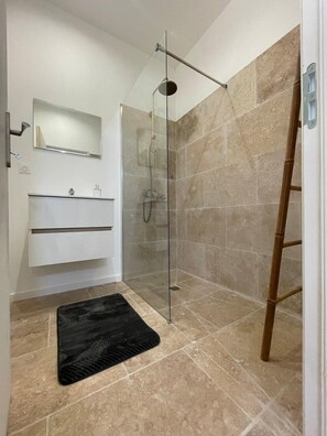 Dusche, Haartrockner, Handtücher