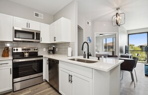 Fridge, microwave, oven, stovetop - Pure Suites Ascent 1 Bed Gym Pool (Phoenix)