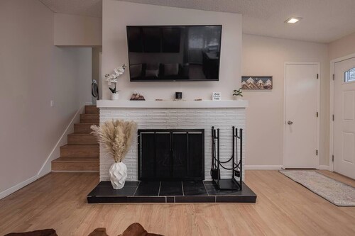 Entire Duplex! Downtown 4 Bdr - King beds